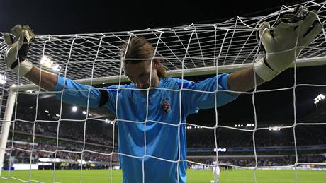 BEZ PRÁCE. Radi�a Ili�, branká� Partizanu B�lehrad, nem�l p�i penaltách moc práce, hned t�i let�ly nad b�evno.