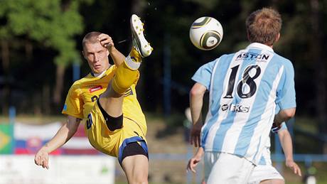 Jihlavský Karol Karlík (vlevo) odkopává mí� p�ed soupe�em ze Sezimova Ústí.