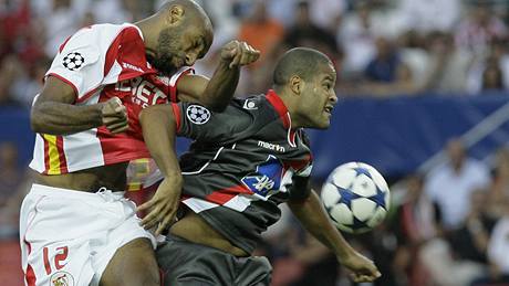 Frederic Kanouté ze Sevilly (vlevo) v souboji s Juniorem Rodriguezem ze Sportingu Braga. 