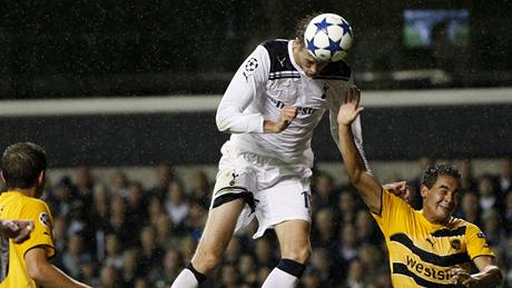Útoník Tottenhamu  Peter Crouch udeil hlavou v utkání proti Young Boys Bern.