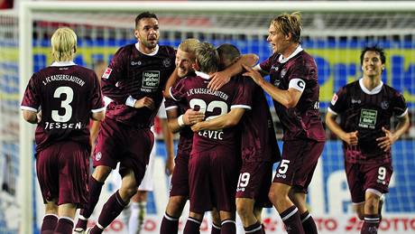 Fotbalisté Kaiserslauternu se radují z gólu v duelus Bayernem Mnichov.