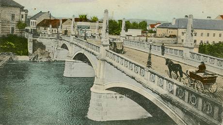 elezobetonová podoba Tyrova mostu. Provoz byl na nm zahájen od ledna 1904.