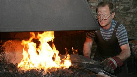 Na helf�týnském Hefaistonu ukazuje své dovednosti i um�lecký ková� Poldi Habermann z Jihlavy.
