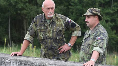 Velitel Velitelství spole�ných sil Hynek Bla�ko (vlevo) sleduje p�ekonávání vodní p�eká�ky na vodním cvi�i�ti Barnov.