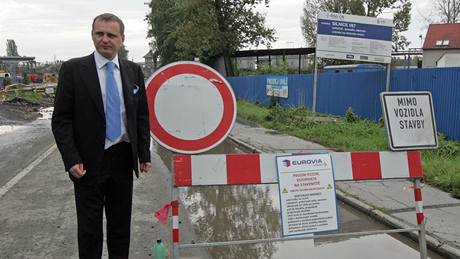 Ministr dopravy Vít Bárta p�ijel do Bohumína, aby se omluvil lidem za zastavení stavby mostu v centru m�sta a slíbil její pokra�ování.