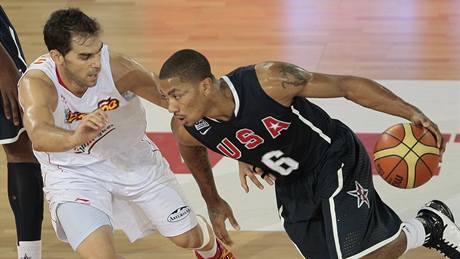 Americký reprezentant Derrick Rose (vpravo) nají�dí kolem Josého Calderóna ze �pan�lska