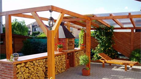 Pergola je vzdu�ná a obklopená zelení