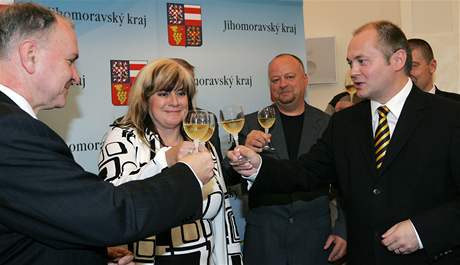 Podpis koaliní smlouvy mezi SSD a KDU-SL (Michal Haek, Stanislav Juránek, Marie Cacková a Ivo Polák)