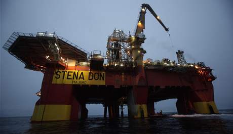 lenové Greenpeace pronikli na bezpenostní ploinu Stena Don (31. srpen 2010)