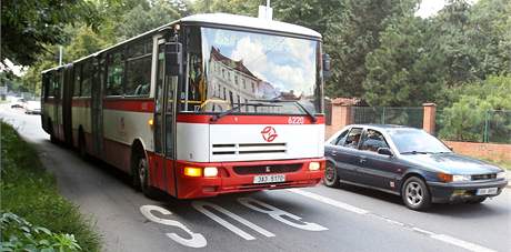 Policisté zatím nevdí, pro mu na nápravu kola autobusu vlezl (ilustraní snímek).