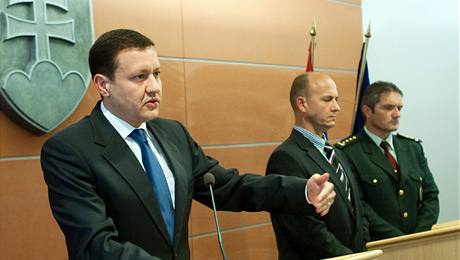 Slovensk ministr vnitra Daniel Lipic (vlevo), policejn prezident Jaroslav Spiiak (uprosted) a krajsk policejn f Csaba Farag hovo o lenm stelci z bratislavsk tvrti Devnsk Nov Ves. (31. srpna 2010)