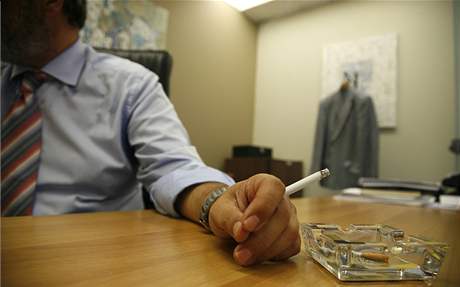 ecký státní zamstnanec kouí jednu z posledních cigaret ve své kancelái. Od 1. záí je kouení zakázané na vech veejných místech v ecku