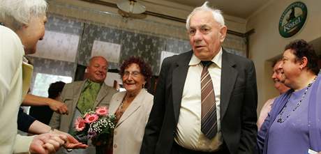Devadestilet Marie Kusalov a sedmdestilet Josef Jindra z domova dchodc v Onov slavili svatbu.