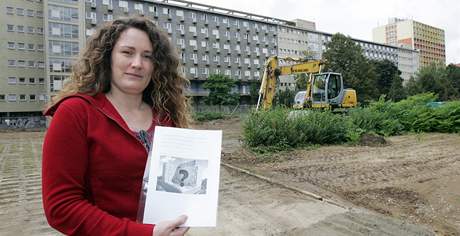 Organizátorka petice proti stavb rezidence Erasmus Hana Ptáková stojí u místa, kde má objekt vyrst.