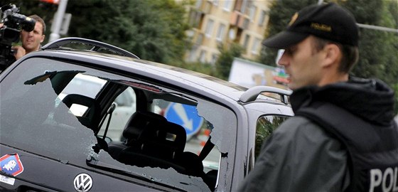 Policista hlídkuje v bratislavské tvrti Devínská Nová Ves, kde ílený stelec zabil 7 lidí (30. srpna 2010)