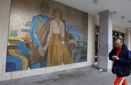 Mozaika na kulturním dom v Ústí nad Orlicí. Prapor za eniným ramenem zmnil barvu z rudé na modrou