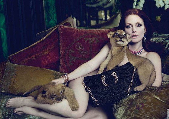 Julianne Moore v reklamní kampani na kabelky Bulgari