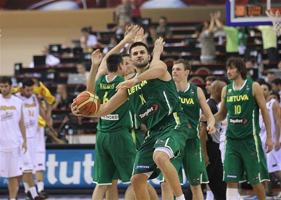 Basketbalisté Litvy se zaínají radovat po neekané výhe nad panlskem.