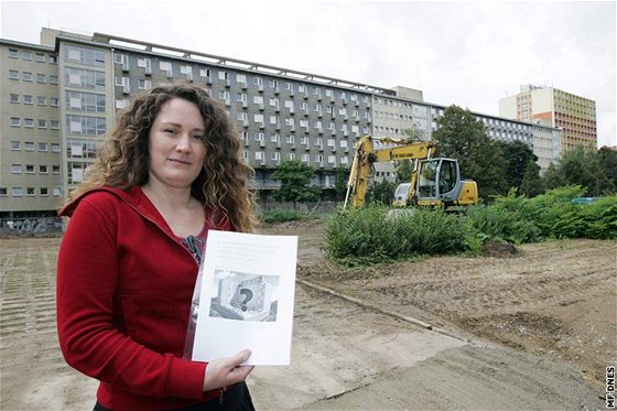 Organizátorka petice proti stavb rezidence Erasmus Hana Ptáková stojí u místa, kde má objekt vyrst.