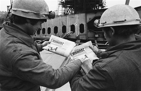 Zamstnanci lodnic v polskm ttn si tou tdenk Jednota, vydvan stvkovm vborem. (24. srpna 1980)