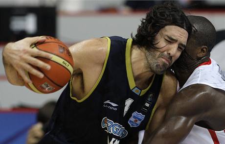 Luis Scola (vlevo) z Argentiny se tla do Eduarda MIngase z Angoly