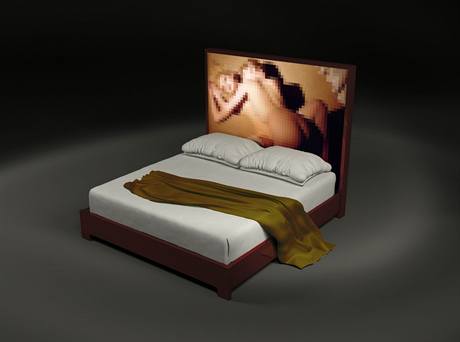 Luxusn manelsk postel The Indecent Bed stoj v pepotu milion a pl korun. elo postele si mete nechat vyzdobit erotickou fotografi   