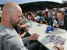 Hokejisté Komety Brno poktili nový dres týmu a podepisovali se fanoukm - na snímku Jií Dopita(29. srpen 2010)