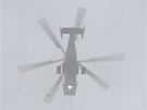Dvourotorová helikoptéra Kamov Ka-32 odnáí díl staré antény z vysílae Pradd.