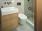 Minimalistická koupelna se sprchovým koutem je obloená italskou keramikou, která imituje pírodní kámen