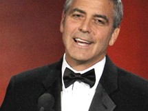 Modertor cen Emmy George Clooney zskal za sv humanitrn sil cenu Bob Hope Humanitarian Award (29. srpna 2010)