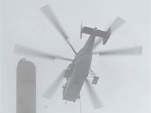 Dvourotorov helikoptra Kamov Ka-32 odn dl star antny z vyslai Pradd.