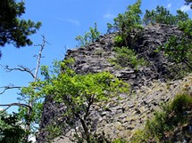 Vrcholové skalisko Trojhory tvoří čedičová skála