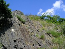 Trojhora, žluté značky vedou po skalních stéblech k vrcholu
