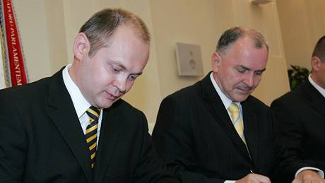 Podpis koali�ní smlouvy mezi �SSD a KDU-�SL (Michal Ha�ek, Stanislav Juránek a Václav Horák)