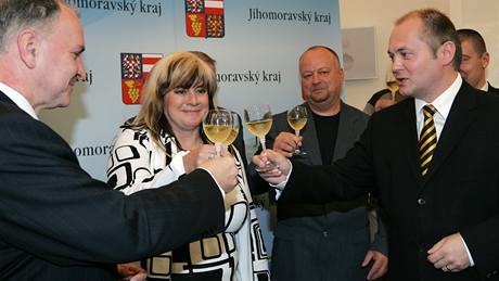 Podpis koaliční smlouvy mezi ČSSD a KDU-ČSL (Michal Hašek, Stanislav Juránek, Marie Cacková a Ivo Polák)