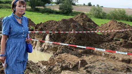 Louka u Dobronína - místo hromadné vra�dy n�meckých ob�an� po druhé sv�tové válce - nav�tívila n�mecká spisovatelka Herma Kennelová; srpen 2010