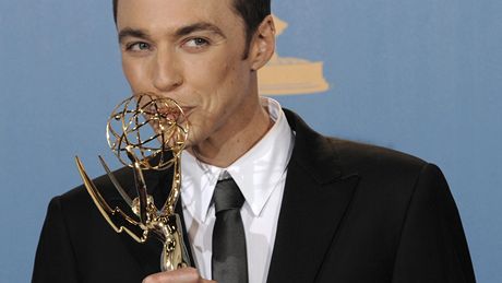 Televizní cenu Emmy 2010 získal herec Jim Parsons (29. srpna 2010)