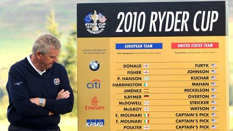 Kapitán evropského týmu Colin Montgomerie u tabule se jmény nominovaných hrá pro Ryder Cup 2010.