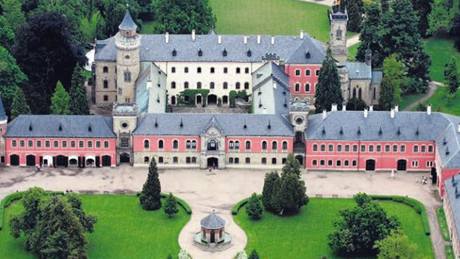 Za velkolepou p�estavbou Sychrova stojí �lechtický rod Rohan�. Unikátní je i zámecký park.