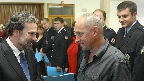 Ministr vnitra Radek John, policejní prezident Old�ich Martin� a generální �editel HZS �R Miroslav �t�pán odm�nili �leny svých rezort� v po�ární zbrojnici v Turnov� za výjime�nou práci p�i povodních na Liberecku.