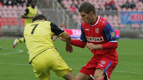 Libor Sionko ze Sparty (vlevo) se sna�í obejít brn�nského obránce Martina Husára.