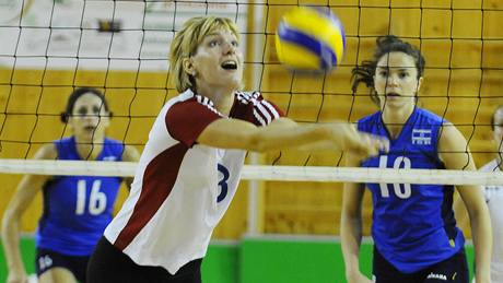 Kristýna Pastulová z eského celku mezi izraelskými hrákami Tatianou Artmenkovou (vlevo) a Inessou Vysotskou.  