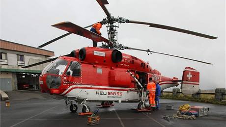 Dvourotorová helikoptéra Kamov Ka-32, s její pomocí je vymována anténa na vysílai Pradd.