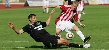  Petr Knakal (u zem) v souboji o m s Pavlem ermkem  pi utkn FK Bank Sokolov -  FK Viktoria ikov (4.9.2010)