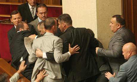 V ukrajinském parlamentu se strhla boulivá diskuze (7. záí 2010)