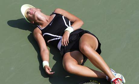 Blorusk tenistka Victoria Azarenkov kolabuje na US Open bhem zpasu 2. kola