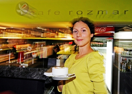 Martha Issová si na jeden den vyzkoušela obsluhu v Café Rozmar