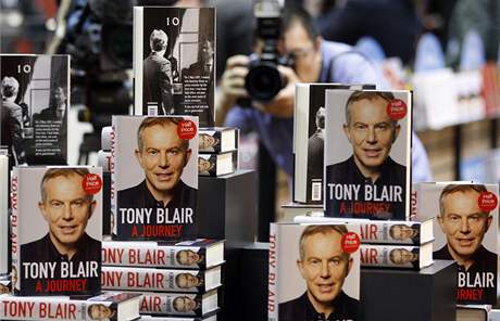 Pamti Tonyho Blaira v jednom z londnskch knihkupectv (1. z 2010)