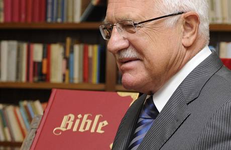 Prezident Václav Klaus pevzal 8. záí v Praze svazek limitovaného vydání Bible