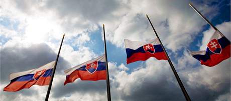 Vlajky stažené na půl žerdi - Slovensko drží smutek za oběti masakru. (2. září 2010)